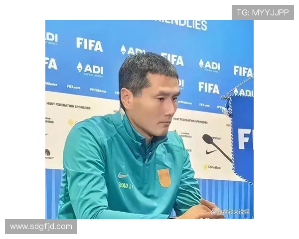 国足喀麦隆赛场转播乌龙 国旗倒挂惹争议